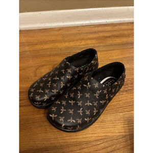 EUC WOMEN’S KLOGS FOOTWEAR SIZE 7 WIDE MISSION SLIP ON BEE WASP OUTDOORS SHOES